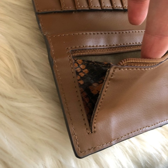 Clarks snake print leather wallet crossbody with adjustable removable strap - Picture 8 of 12